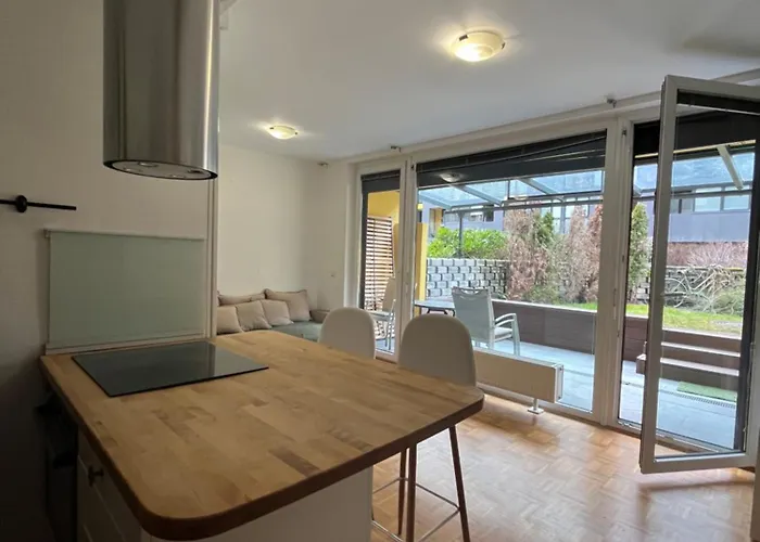 Oasis Atrium Apartment With Free Parking