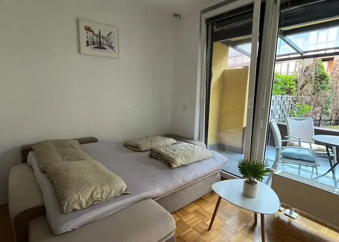Oasis Atrium Apartment With Free Parking